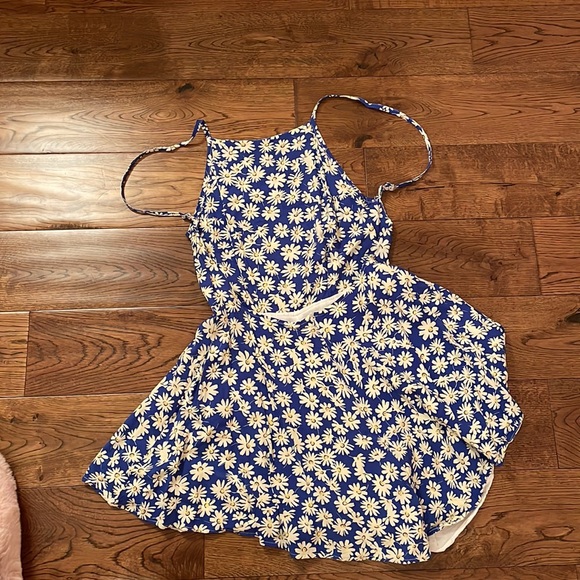 Black flower pattern romper - Picture 2 of 2